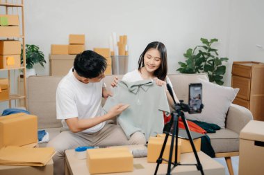 Küçük işletmeler kuran KOBİ sahipleri, çevrimiçi siparişleri kontrol eden iki firma, iç işlerinde serbest çalışan ürünler satan iki firma