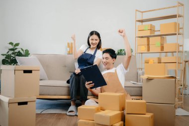 Küçük işletme girişimcisi KOBİ serbest çalışan Asyalı erkek ve kadın ofis, BOX, tablet ve laptop çevrimiçi, pazarlama, paketleme, dağıtım. 