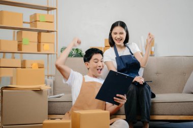 Küçük işletme girişimcisi KOBİ serbest çalışan Asyalı erkek ve kadın ofis, BOX, tablet ve laptop çevrimiçi, pazarlama, paketleme, dağıtım. 