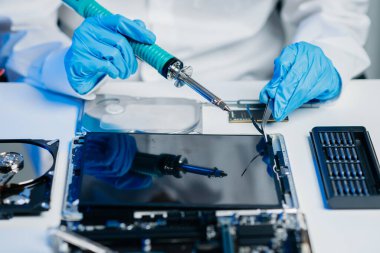 Elektronik teknisyen, elektronik mühendisliği, elektronik onarım, ölçüm ve test, onarım ve bakım kavramları. Sho 'da kontrol ve yükseltme için voltaj ölçer kullanır.