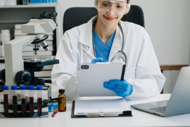 Modern tıbbi araştırma laboratuvarı. Kadın bilim adamı mikro pipetlerle çalışıyor biyokimyasal örnekleri analiz ediyor, ileri bilim kimya laboratuvarı 