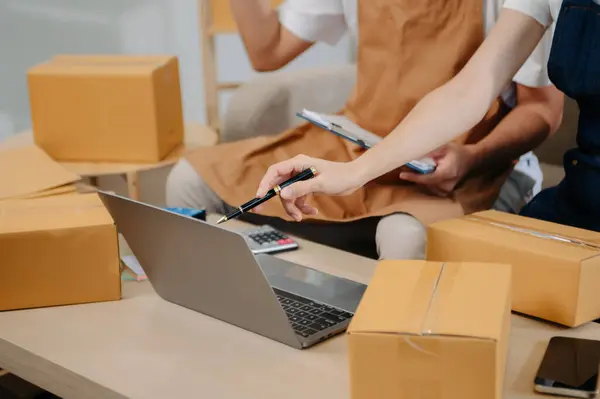 Küçük işletme girişimcisi KOBİ serbest çalışan Asyalı erkek ve kadın ofis, BOX, tablet ve laptop çevrimiçi, pazarlama, paketleme, dağıtım. 