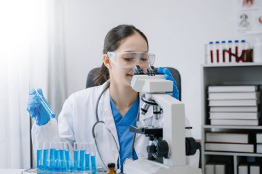 Modern tıbbi araştırma laboratuvarı. Kadın bilim adamı mikro pipetlerle çalışıyor biyokimyasal örnekleri analiz ediyor, ileri bilim kimya laboratuvarı 