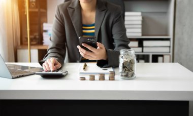 Karışık bozuk para ve tohumu temiz şişe ve iş yatırımları büyüme konseptine koymak. Sanal simge diyagramı ile