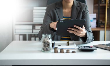 Karışık bozuk para ve tohumu temiz şişe ve iş yatırımları büyüme konseptine koymak. Sanal simge diyagramı ile