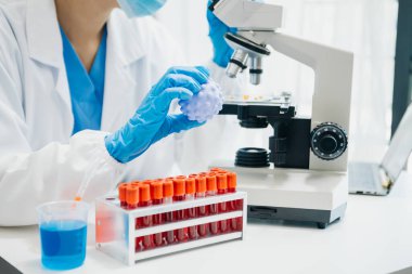 Coronavirus COVID 19 tıbbi test aşısı araştırma ve geliştirme konsepti. Laboratuar araştırmacısı Coronavirus antikorunun bilimsel örneğini analiz ediyor.