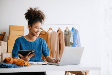 Moda blogcusu kavramı, video yayınında kıyafet satan genç kadınlar. Akıllı telefon ya da tablet alarak küçük işletme KOBİ 'si kurun 