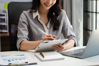 Modern ofiste bilgisayarını kullanan iş kadını. Geçmişi bulanık.