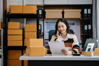 İş yerinde bir kutuyla çalışan Asyalı kadın KOBİ. Küçük işletme sahibi, küçük işletme girişimcisi KOBİ ve dağıtım konsepti kurun. 