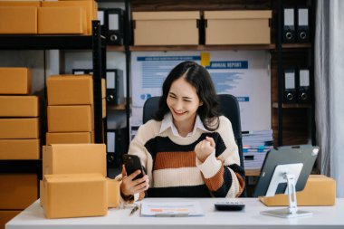 İş yerinde bir kutuyla çalışan Asyalı kadın KOBİ. Küçük işletme sahibi, küçük işletme girişimcisi KOBİ ve dağıtım konsepti kurun. 