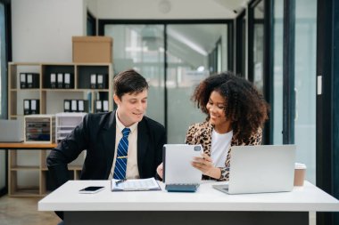İş kadınları çalışır ve iş planlarını tartışırlar. Bir insan çalışanı, meslektaşına ofisteki sonuçları açıklar ve gösterir..