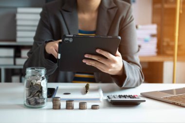 Karışık bozuk para ve tohumu temiz şişe ve iş yatırımları büyüme konseptine koymak. Sanal simge diyagramı ile