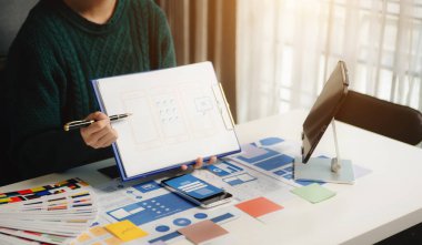 UI müteahhitlerinin projelerini dizüstü bilgisayar, akıllı telefon ve dijital tablet ile beyin fırtınası yaparken görüntülerini kapatın. Yaratıcı dijital geliştirme ajansı