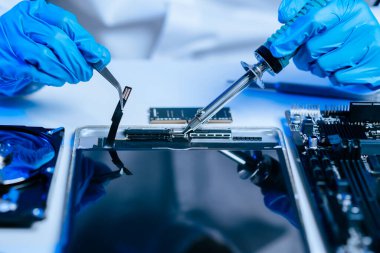 Elektronik teknisyen, elektronik mühendisliği, elektronik onarım, ölçüm ve test, onarım ve bakım kavramları. Sho 'da kontrol ve yükseltme için voltaj ölçer kullanır.