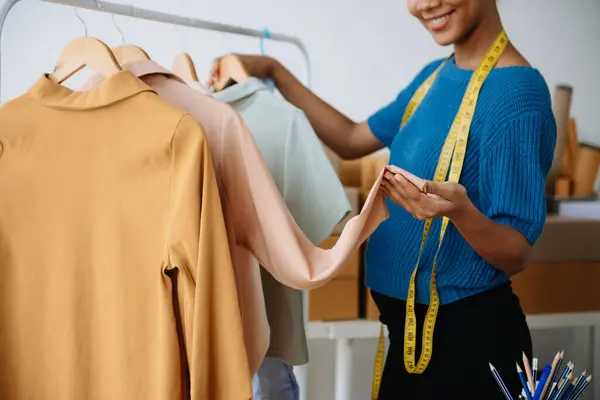 Çevrimiçi mağaza işleten genç Afrikalı bir kadın akıllı telefon veya tablet kullanarak küçük işletme KOBİ 'si kurar, online alışveriş alışverişini alır ve kontrol eder 