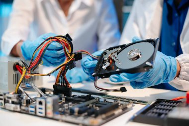 Bilgi işlem ve elektronik meraklıları için hassas ve gelişmiş teknolojiye sahip uzman bilgisayar donanım montajı ve sabit disk kurulumu gösteriliyor