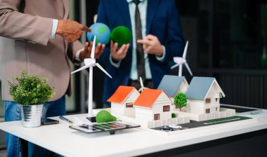 Çalışma teknolojisi ve iş dünyası Net sıfır ve karbon nötr konsepti için el bilgisayarı kullanmayı planlayan iş adamları. NET sıfır simgeleri ve sembolleri eko dünyasını kurtarır ve kirliliği azaltır. yeşil enerji