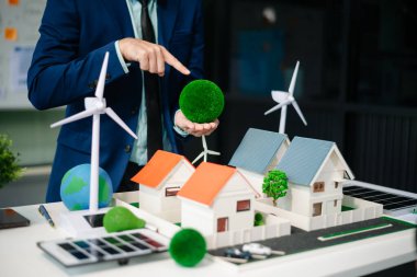 Çalışma teknolojisi ve iş dünyası Net sıfır ve karbon nötr konsepti için el bilgisayarı kullanmayı planlayan iş adamları. NET sıfır simgeleri ve sembolleri eko dünyasını kurtarır ve kirliliği azaltır. yeşil enerji