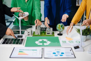 Karbondioksit salınımını azaltmak için küresel ısınmayı sınırlamak için sanal modern akıllı telefon üzerinde çalışan iş ekibi. Sürdürülebilir kalkınma ve yeşil iş konsepti. Ofiste