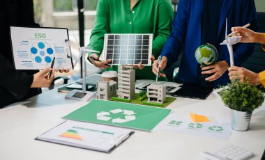 Karbondioksit salınımını azaltmak için küresel ısınmayı sınırlamak için sanal modern akıllı telefon üzerinde çalışan iş ekibi. Sürdürülebilir kalkınma ve yeşil iş konsepti. Ofiste