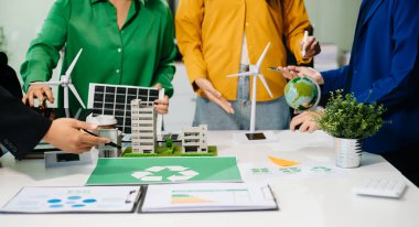 Karbondioksit salınımını azaltmak için küresel ısınmayı sınırlamak için sanal modern akıllı telefon üzerinde çalışan iş ekibi. Sürdürülebilir kalkınma ve yeşil iş konsepti. Ofiste