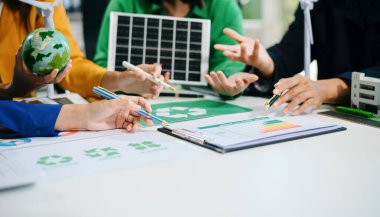 Karbondioksit salınımını azaltmak için küresel ısınmayı sınırlamak için sanal modern akıllı telefon üzerinde çalışan iş ekibi. Sürdürülebilir kalkınma ve yeşil iş konsepti. Ofiste