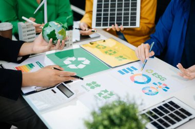 Karbondioksit salınımını azaltmak için küresel ısınmayı sınırlamak için sanal modern akıllı telefon üzerinde çalışan iş ekibi. Sürdürülebilir kalkınma ve yeşil iş konsepti. Ofiste