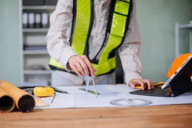 Şirket ofisindeki rüzgar enerjisi hakkında danışmanlık yapan iş adamlarına yakın çekim. Mimari proje sitesinde ve model ev yapımında. Asya endüstrisi profesyonel  