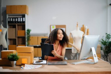 Küçük işletme girişimcisi KOBİ 'de çalışan serbest çalışan kadın ofis, BOX, tablet ve laptop çevrimiçi, pazarlama, paketleme, dağıtım, e-ticaret konsepti