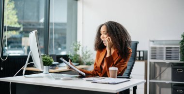 Kendine güvenen bayan girişimci ayakta kameraya bakıyor. Genç bir iş kadını modern bir ofisin yönetim kurulunda duruyor.