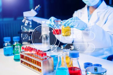 Biyologlar biyokimya laboratuvarında çalışan bitkilerle deney yapıyorlar.