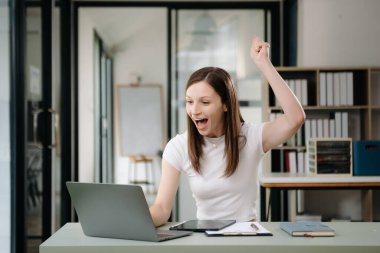 İş kadını, tablet, dizüstü bilgisayar üzerinde yaptıkları işlerden memnun ve memnun..