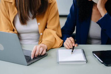 Takım işi toplantısı sunumu. Modern ofisteki el işi projesi. Laptop, tablet ve akıllı telefon.
