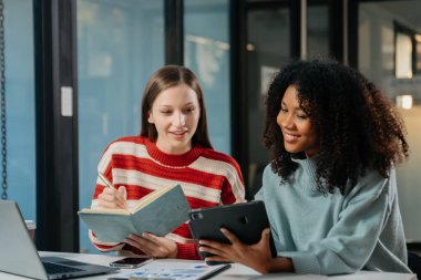 Sıkı çalışanlar konferans odasında yeni bir başlangıç projesini kazandılar.