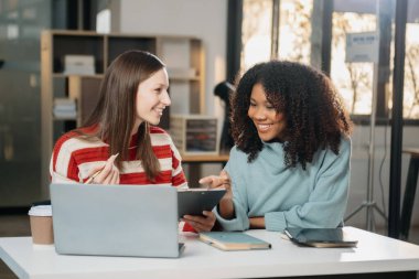 Sıkı çalışanlar konferans odasında yeni bir başlangıç projesini kazandılar.