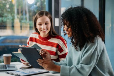 Sıkı çalışanlar konferans odasında yeni bir başlangıç projesini kazandılar.