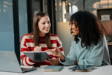 Sıkı çalışanlar konferans odasında yeni bir başlangıç projesini kazandılar.