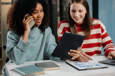 Sıkı çalışanlar konferans odasında yeni bir başlangıç projesini kazandılar.