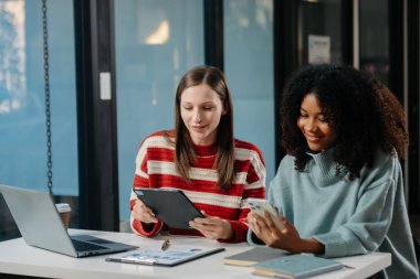 Sıkı çalışanlar konferans odasında yeni bir başlangıç projesini kazandılar.