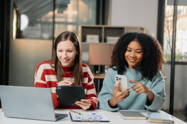 Sıkı çalışanlar konferans odasında yeni bir başlangıç projesini kazandılar.