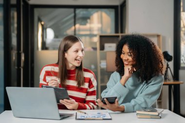Sıkı çalışanlar konferans odasında yeni bir başlangıç projesini kazandılar.