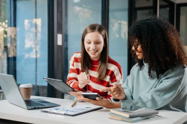 Sıkı çalışanlar konferans odasında yeni bir başlangıç projesini kazandılar.