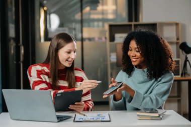 Sıkı çalışanlar konferans odasında yeni bir başlangıç projesini kazandılar.
