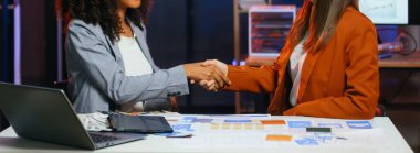 Ofiste yeni bir proje üzerinde çalışırken mutlu iş adamları. Ofiste bir dizüstü bilgisayar ve tablet kullanan iki işadamı.