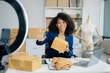Küçük işletme girişimcisi KOBİ 'de çalışan serbest çalışan kadın ofis, BOX, tablet ve laptop çevrimiçi, pazarlama, paketleme, dağıtım, e-ticaret konsepti