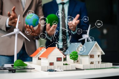 Çalışma teknolojisi ve iş dünyası Net sıfır ve karbon nötr konsepti için el bilgisayarı kullanmayı planlayan iş adamları. NET sıfır simgeleri ve sembolleri eko dünyasını kurtarır ve kirliliği azaltır. yeşil enerji