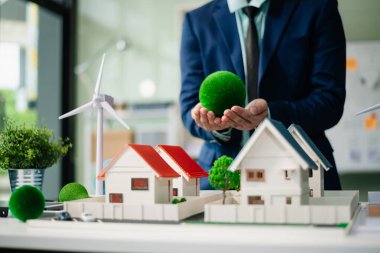 Çalışma teknolojisi ve iş dünyası Net sıfır ve karbon nötr konsepti için el bilgisayarı kullanmayı planlayan iş adamları. NET sıfır simgeleri ve sembolleri eko dünyasını kurtarır ve kirliliği azaltır. yeşil enerji