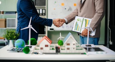 Emlak komisyoncusu, emlak kredisi teklifiyle ilgili sözleşme imzalama anlaşmasını, ev modelini sunar ve müşteriye danışmanlık yapar.