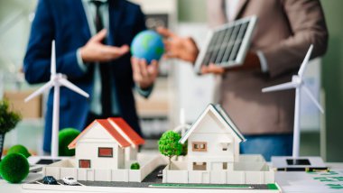 Emlak komisyoncusu, emlak kredisi teklifiyle ilgili sözleşme imzalama anlaşmasını, ev modelini sunar ve müşteriye danışmanlık yapar.