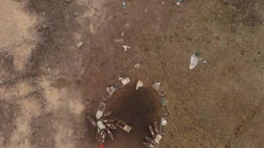 Tundra 'nın kuzeyindeki geçici yerleşim yerinin yukarıdan görünüşü. Kuzeyin yerli halklarının altyapısı. 